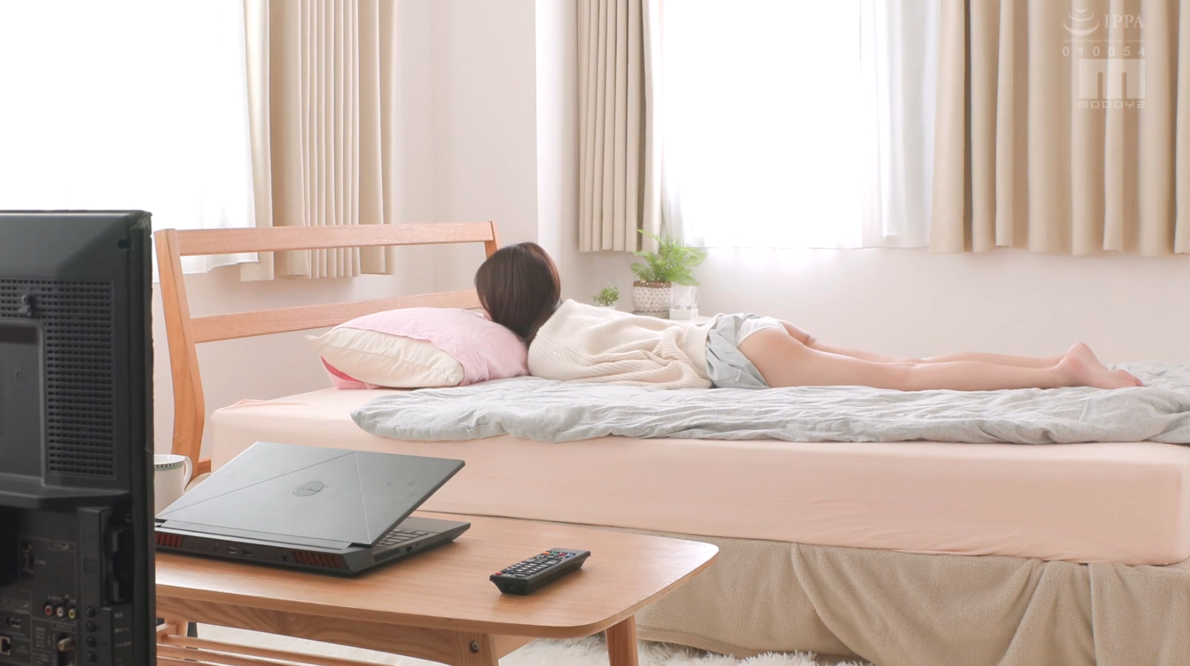 漫改真人版外卖小黄鸭视频:七ツ森りり：单身少女青春躁动，于是点了外送小黄鸭